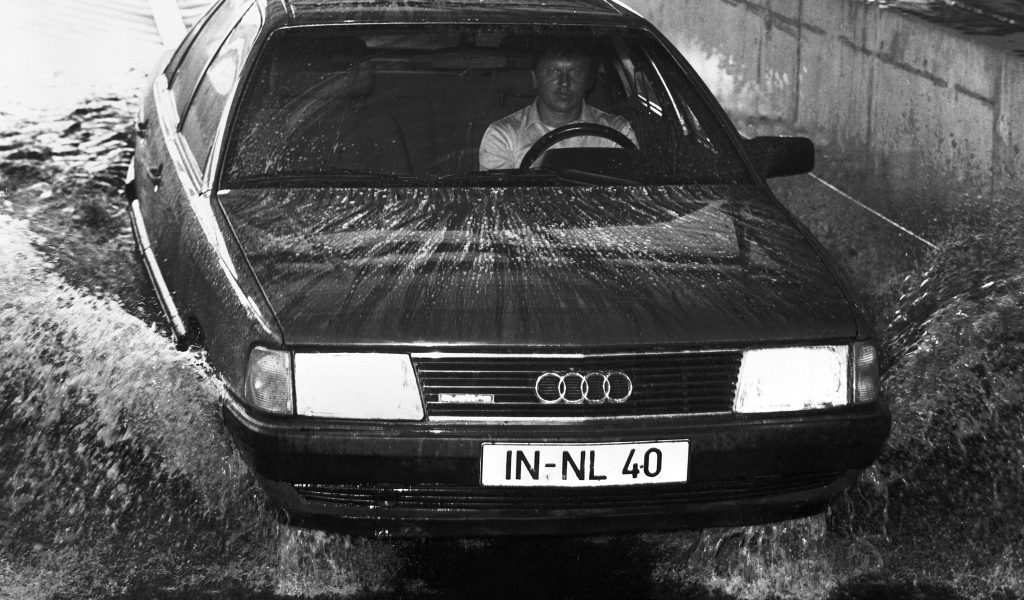 Автомобиль Audi 100 на дороге