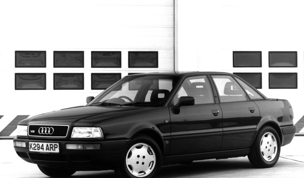 Автомобиль Audi 80 на дороге