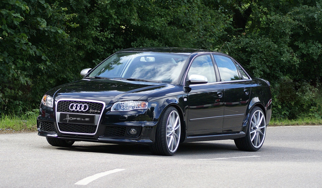 Автомобиль Audi a4 b6 на дороге