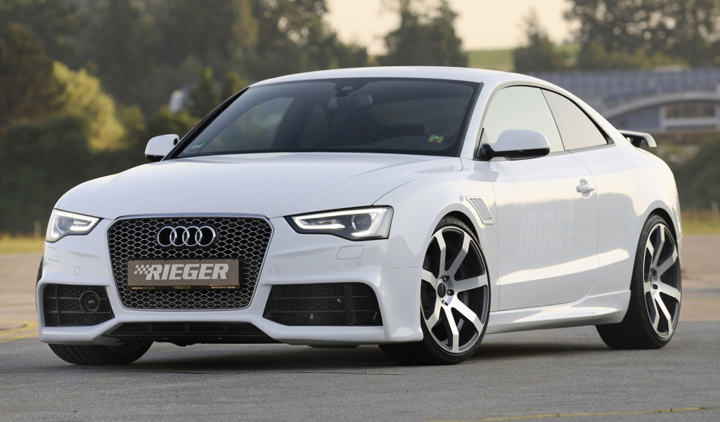 Автомобиль Audi a5 на дороге