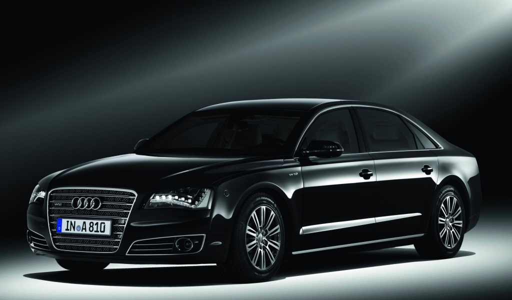 Автомобиль Audi a8 на дороге