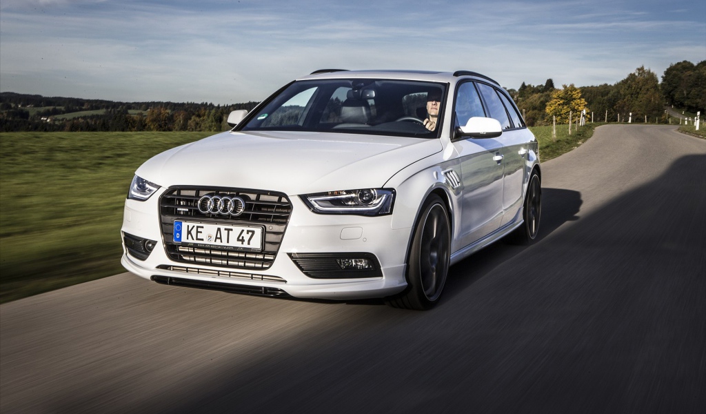 Автомобиль Audi avant на дороге