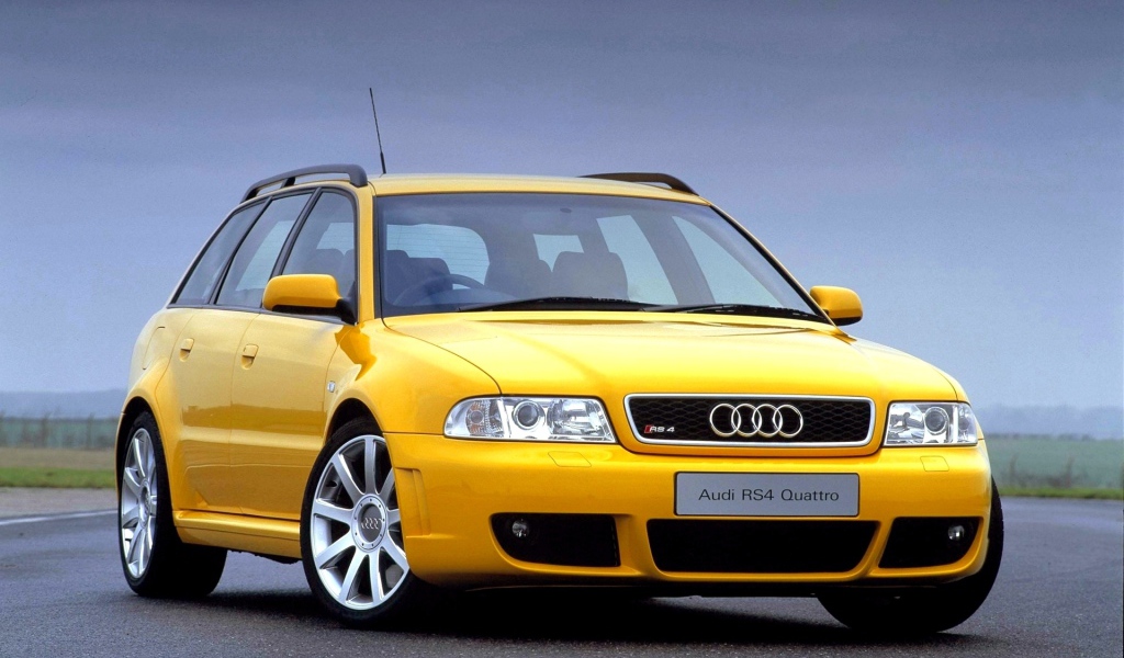 Автомобиль Audi b5 на дороге