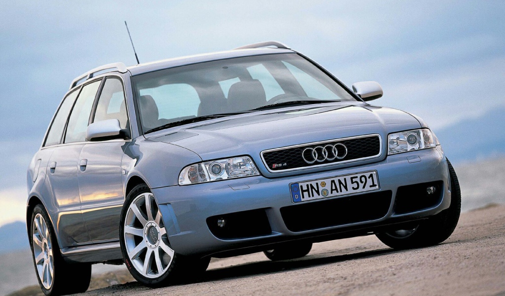 Автомобиль Audi c5 на дороге