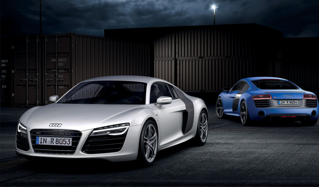 Автомобиль Audi 2013 на дороге