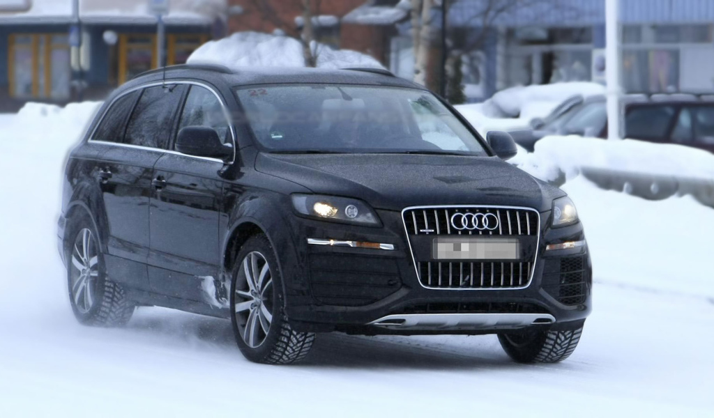 Автомобиль Audi 2014 на дороге