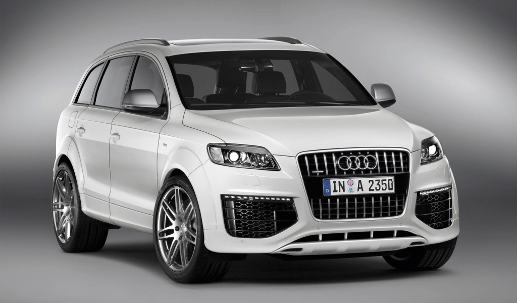 Автомобиль Audi q5 на дороге