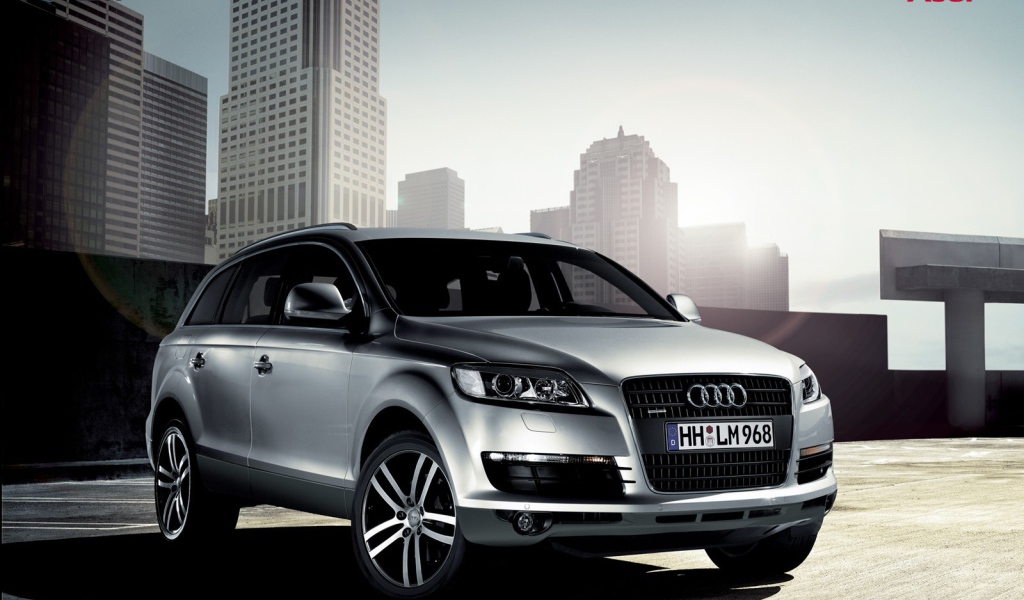 Автомобиль Audi q7 на дороге