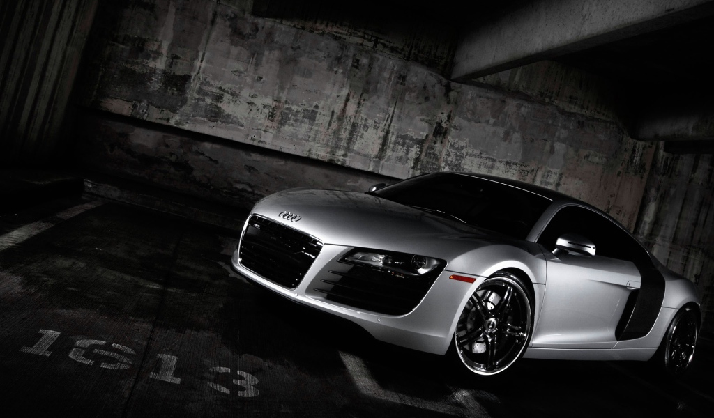 Автомобиль Audi r8 на дороге