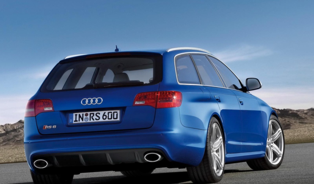 Автомобиль Audi rs6 на дороге