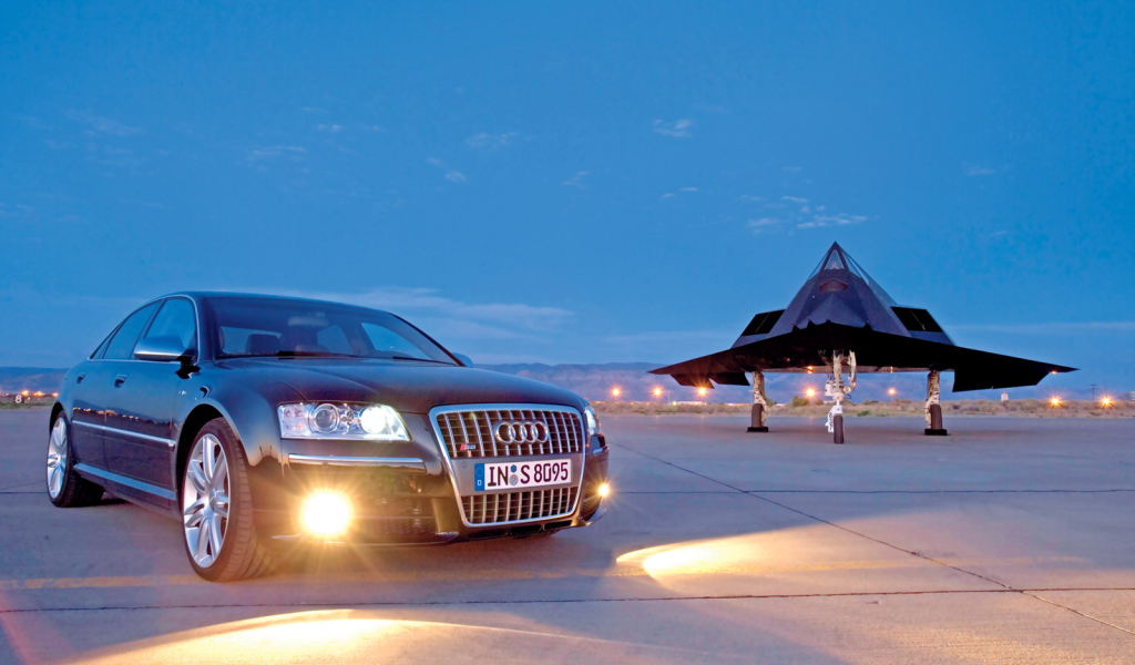 Автомобиль Audi s8 на дороге