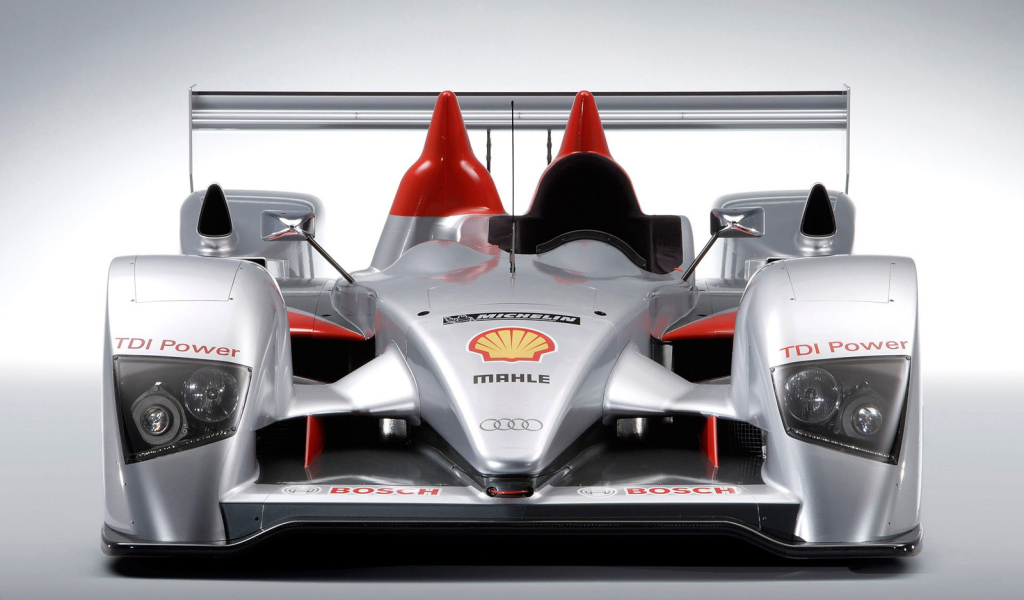 Автомобиль Audi tdi на дороге