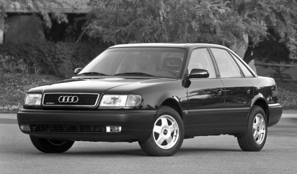 Красивый автомобиль Audi 100