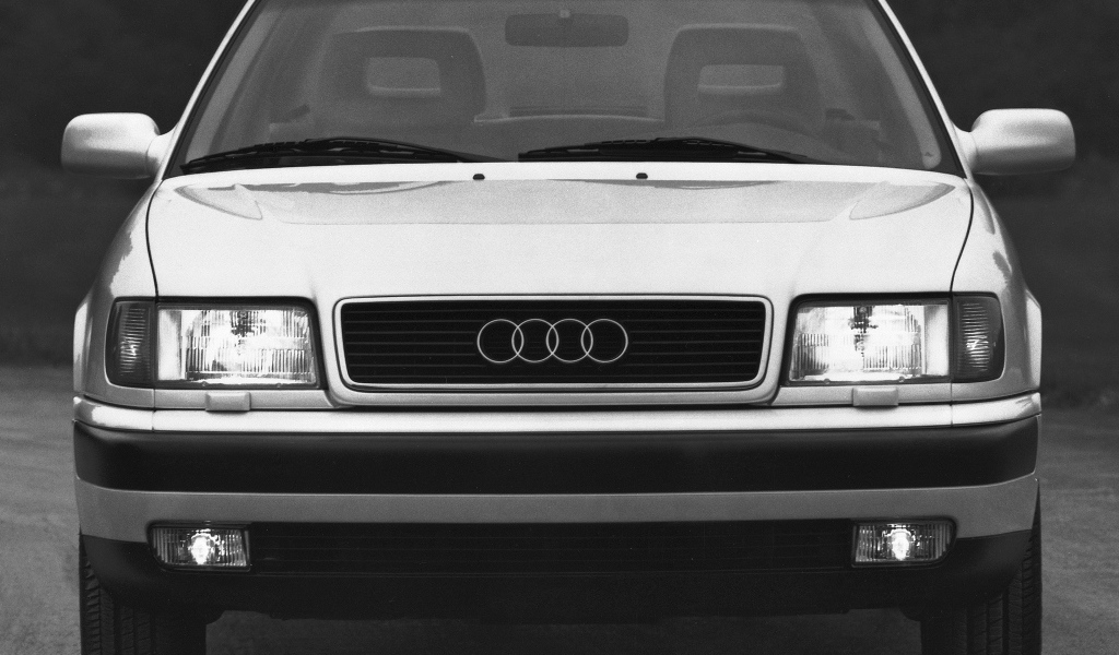 Красивый автомобиль Audi 100 в Москве