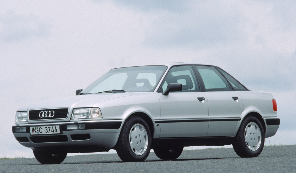 Красивый автомобиль Audi 80