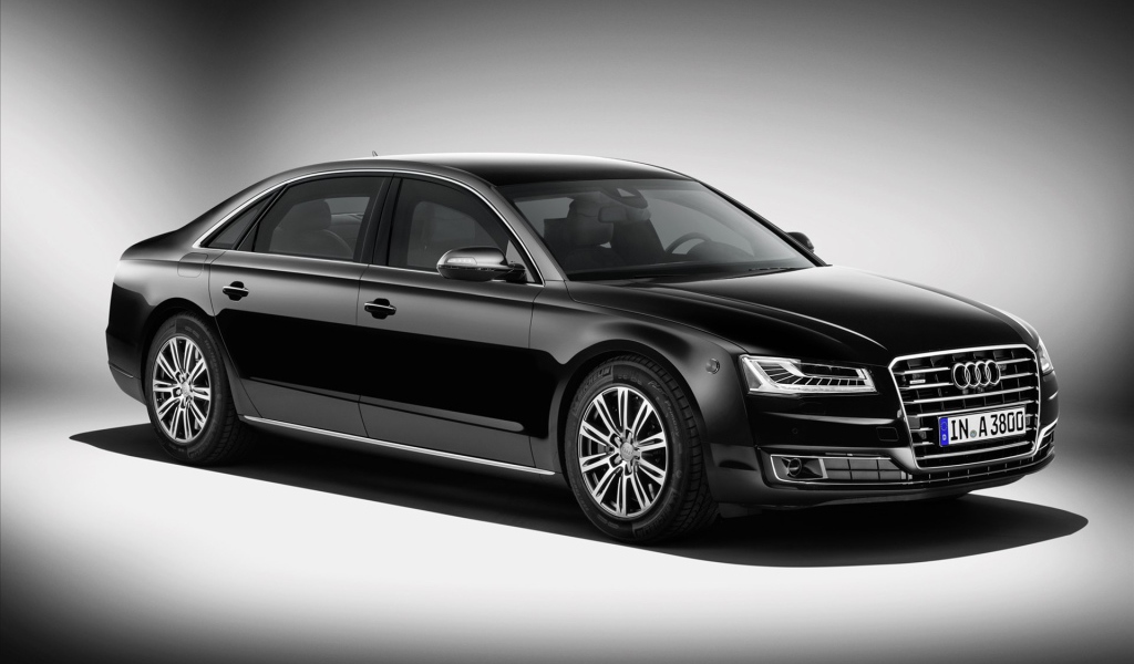 Красивый автомобиль Audi A8 2014