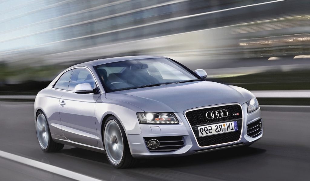 Красивый автомобиль Audi RS Q3 2014 года