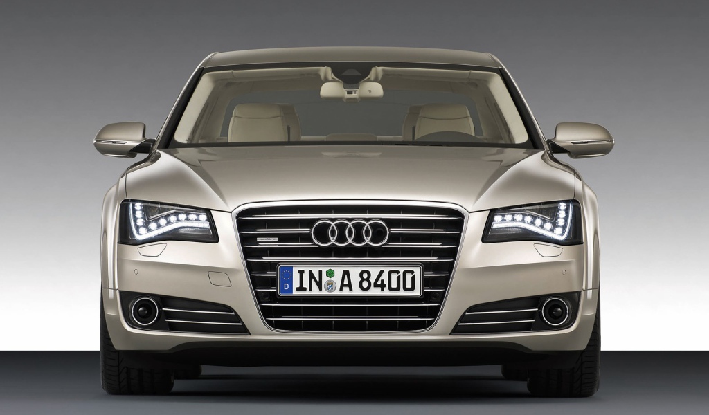 Красивый автомобиль Audi a8 в Москве