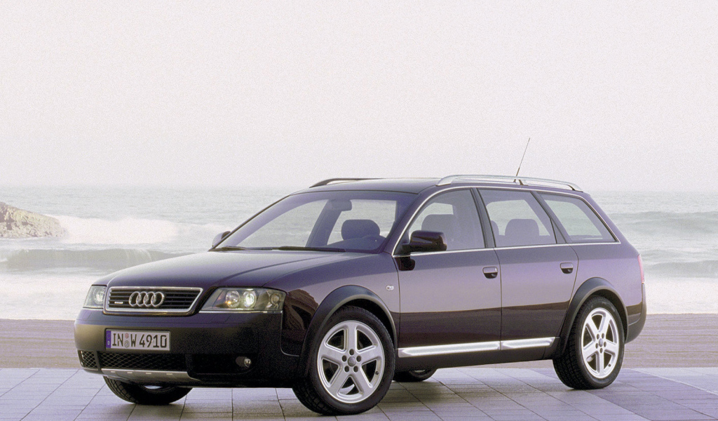 Красивый автомобиль Audi allroad в Москве