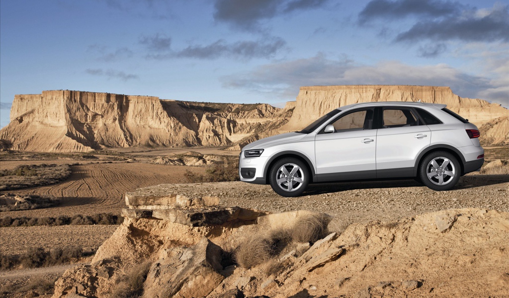 Красивый автомобиль Audi q3