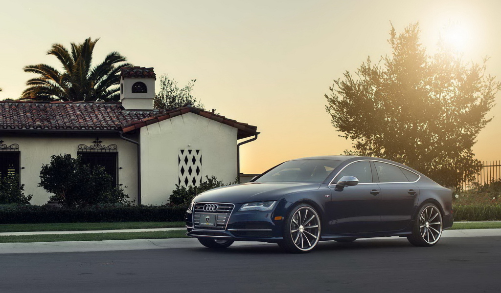 Красивый автомобиль Audi rs7