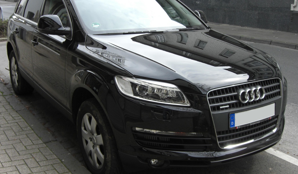Черный Audi Q7