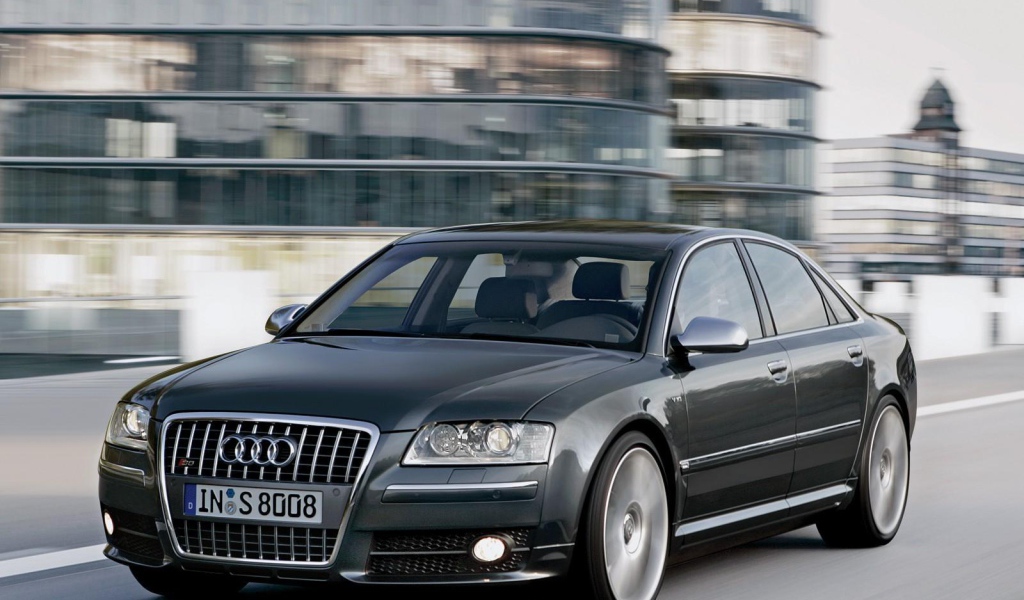 Автомобиль марки Audi модели s8