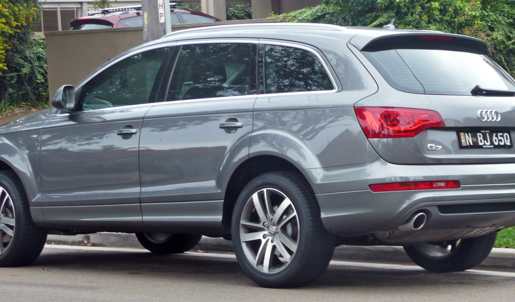 Серый Audi Q7