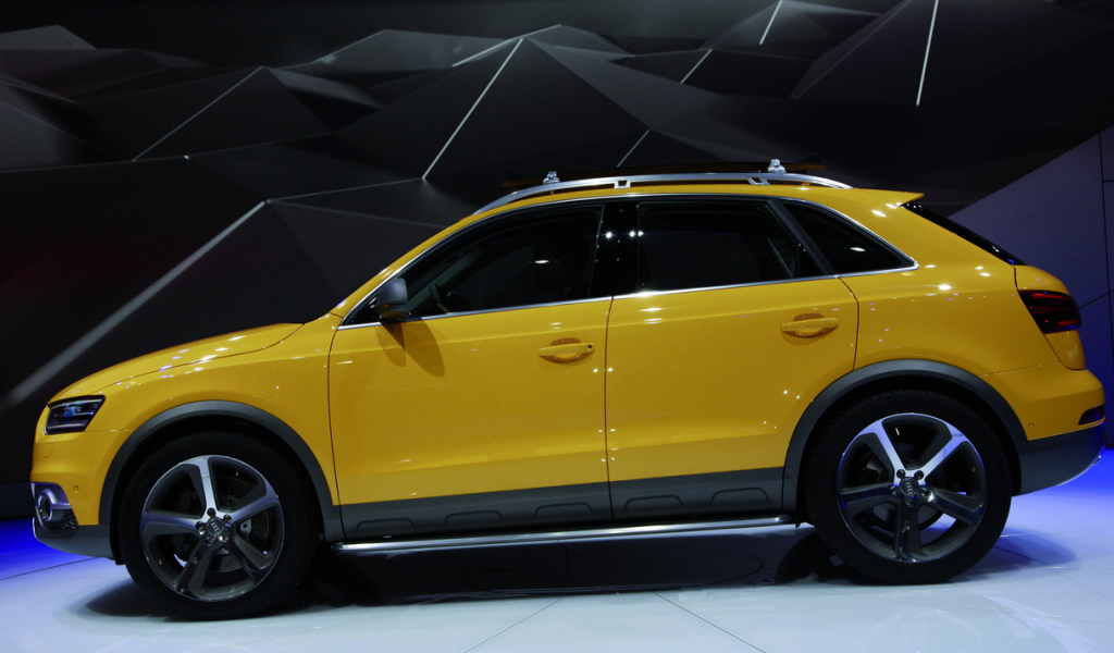 Желтый Audi Q3