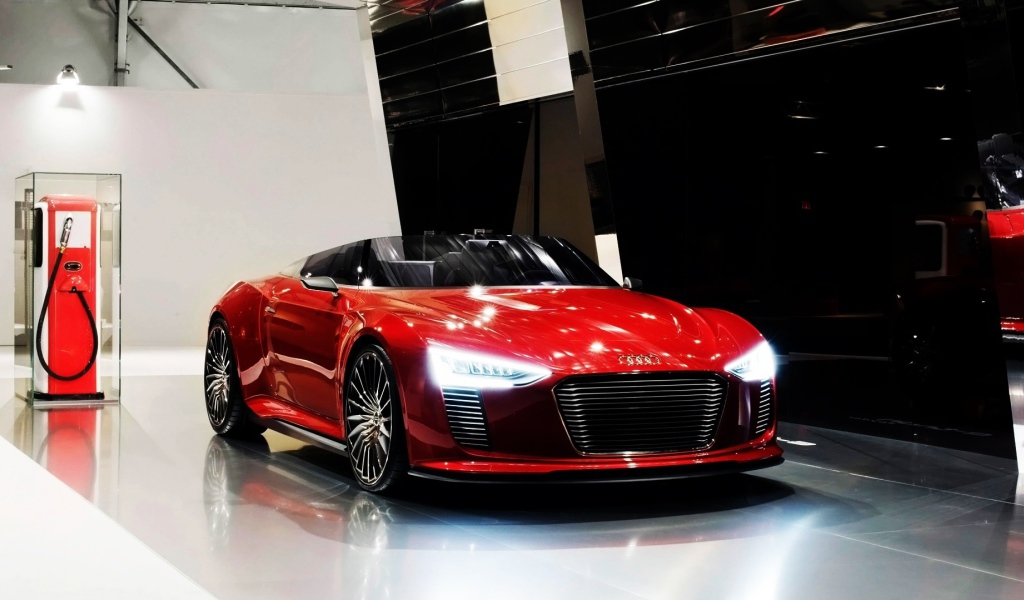 Красный Audi е Tron Spyder 2011