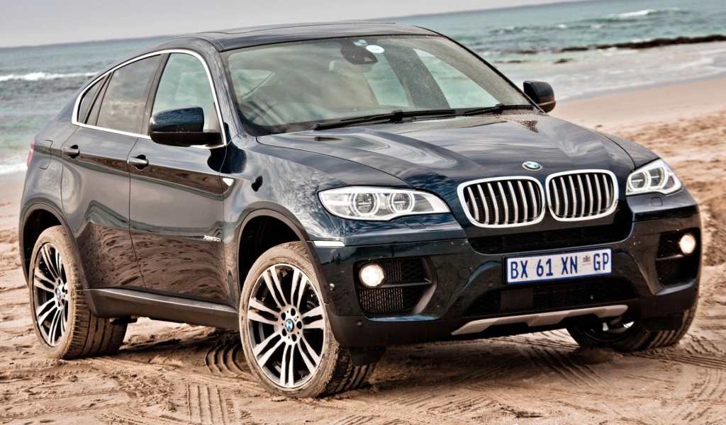 Красивый автомобиль X6 2014 года
