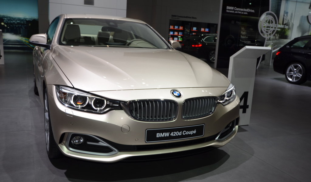 Красивый автомобиль BMW 4-series 2014 года в Москве