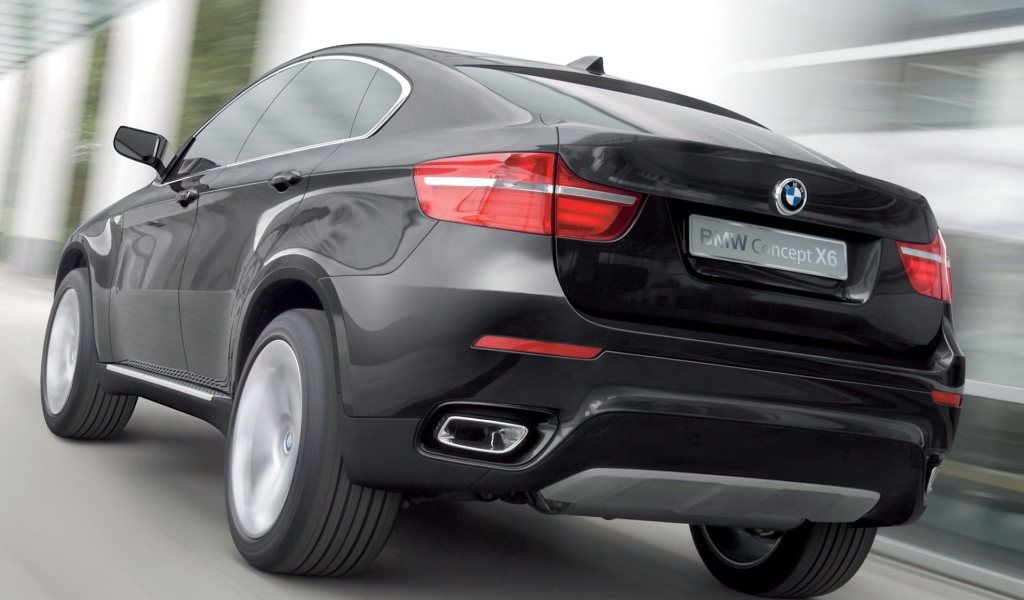Красивый автомобиль BMW X6 2014 года года в Москве