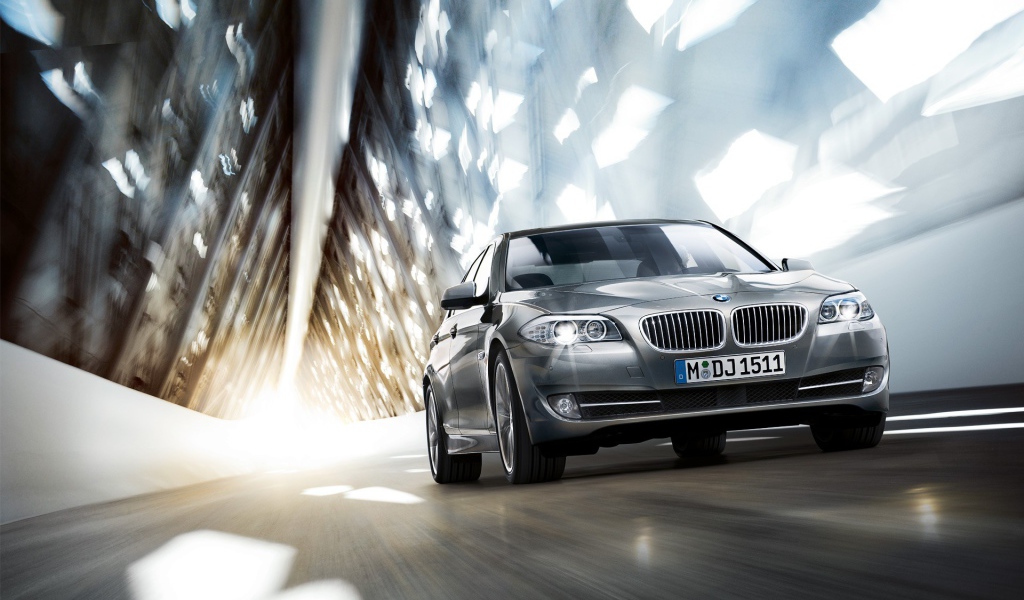 BMW на скоростной трассе