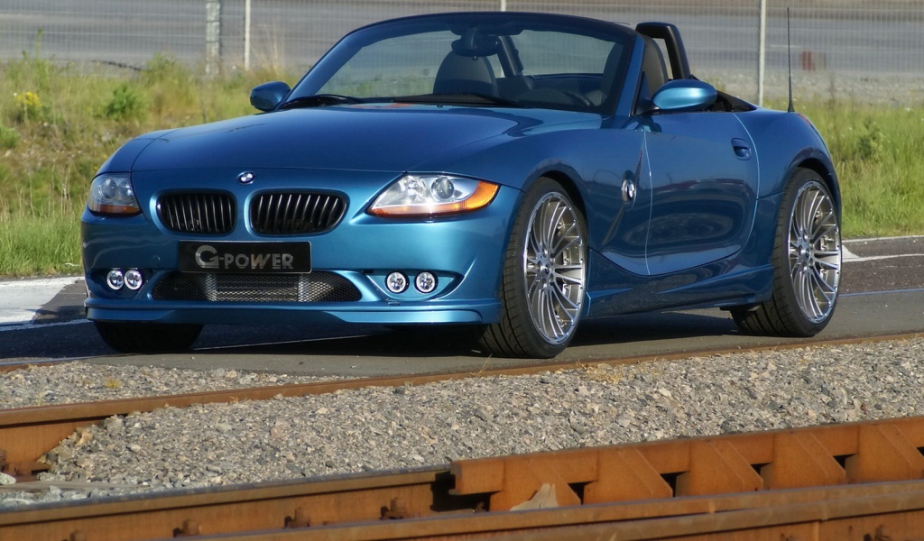 BMW у железной дороги