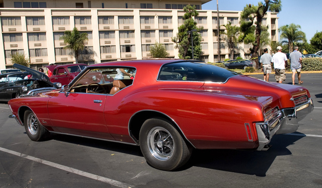 buick riviera 1971 на фоне города