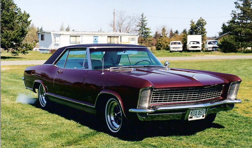 Вишневый buick riviera 1971
