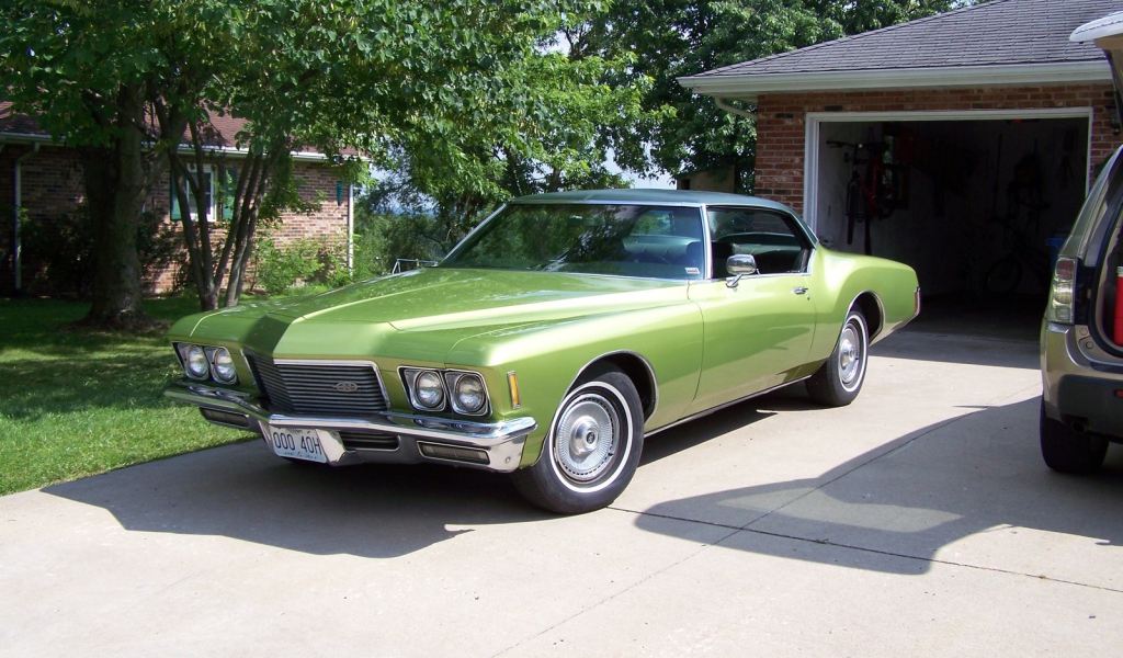Зеленый buick riviera 1971