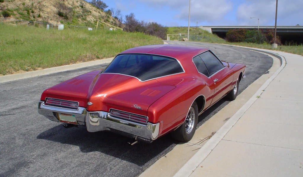 Красный buick riviera 1971