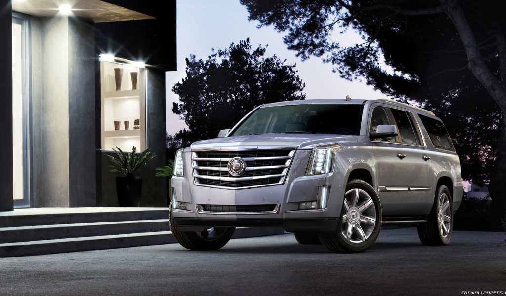 Серебристый Cadillac Escalade 2014