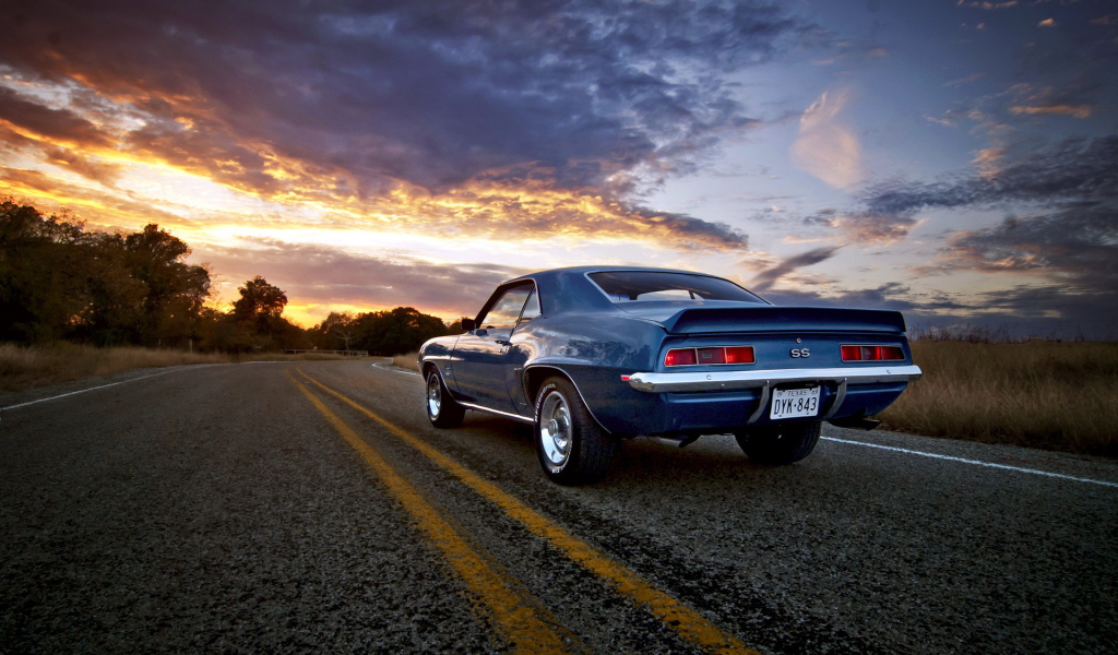 Камаро 69 едет на закат