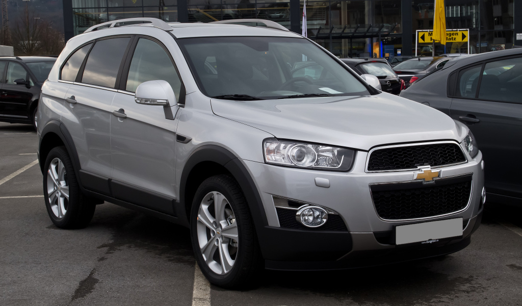 Автомобиль Chevrolet Captiva 2014 на дороге