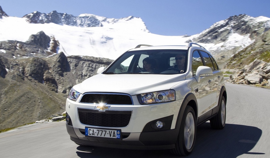 Красивый автомобиль Chevrolet Captiva 2014