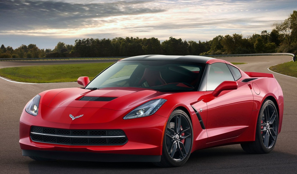 Автомобиль Chevrolet Corvette 2014 года на дороге