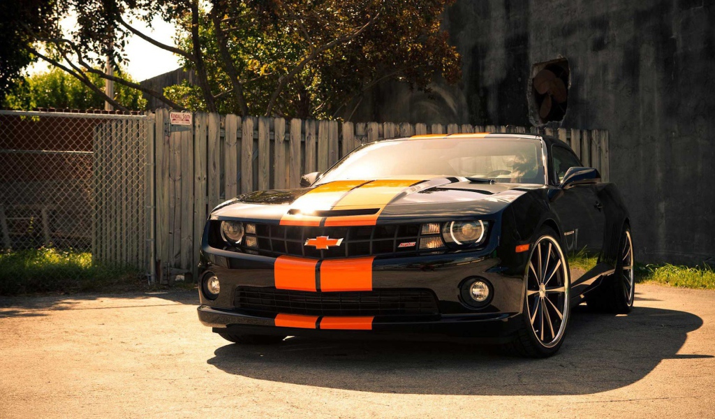 Красивый Chevrolet Camaro SS