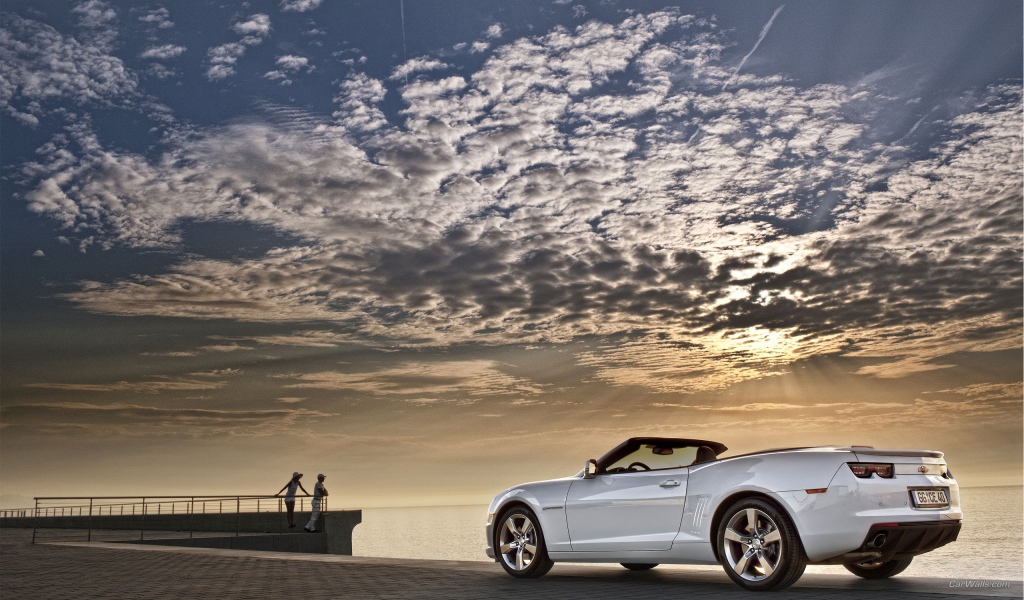 Белый Шевроле на берегу моря