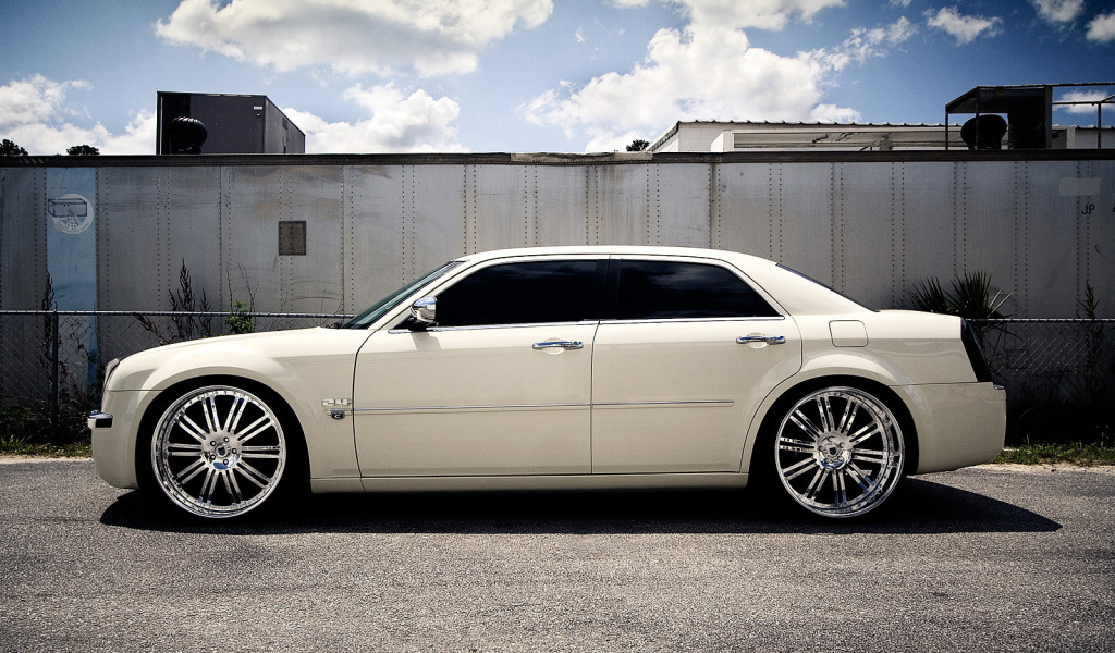 Белый Сhrysler 300c