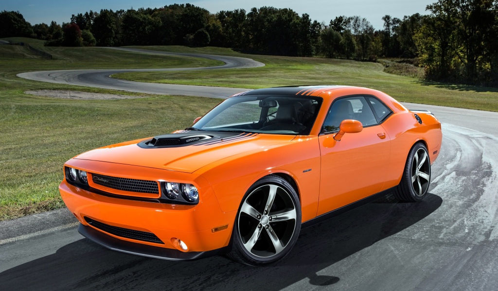 Оранжевый Dodge Challenger RT