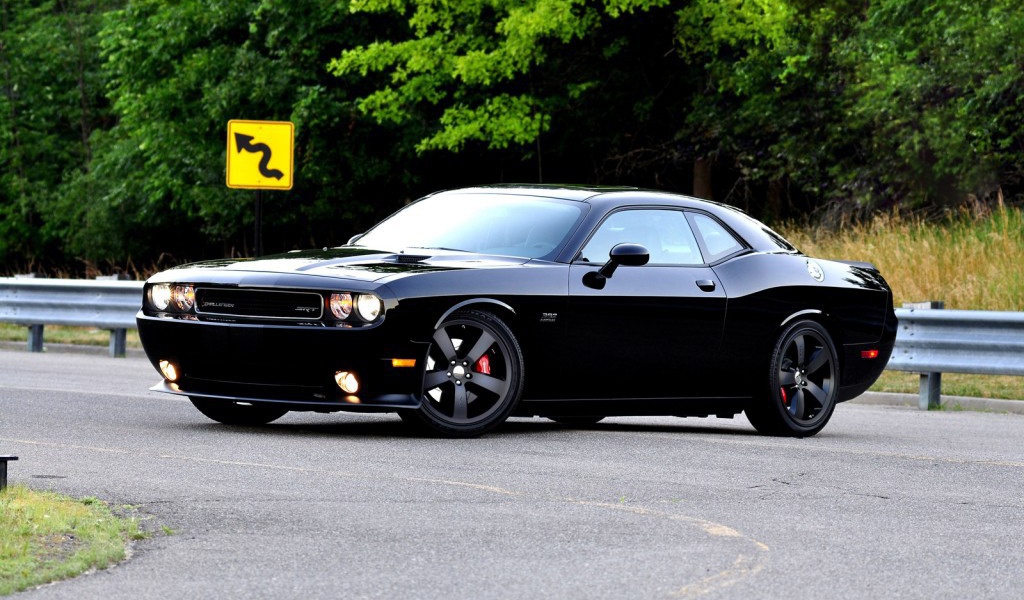 Dodge Challenger на фоне леса