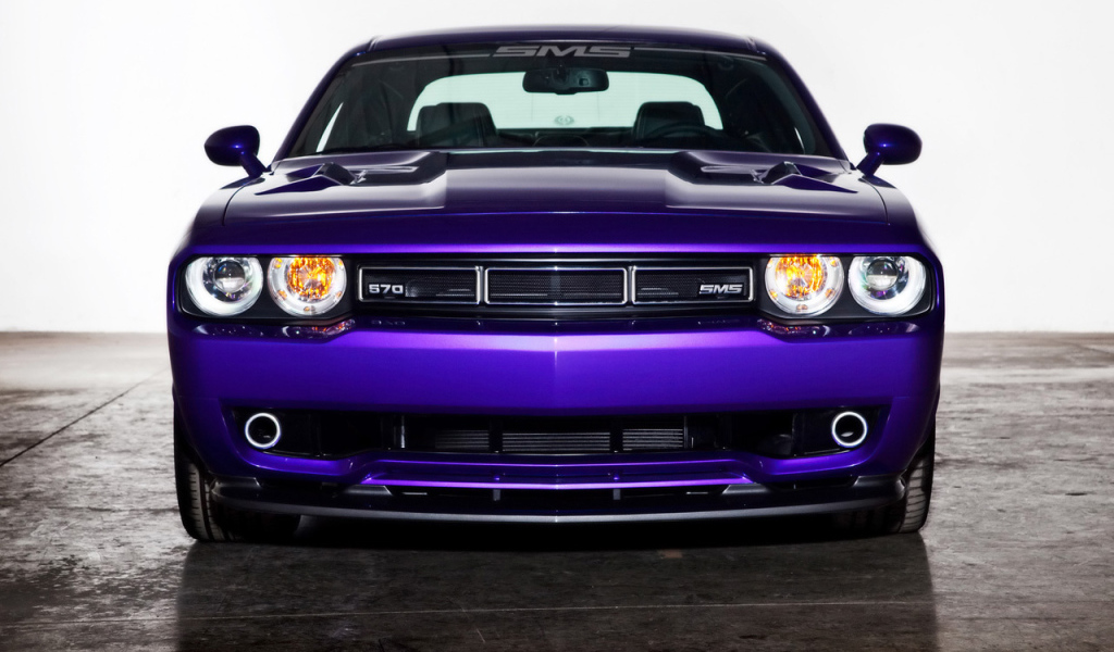 Сиреневый Dodge Challenger